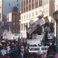 25 février 1989 manifestations devant le siège de Viking/Penguin à New-York, éditeur des "Versets Sataniques", demandant l'exécution de l'auteur Salman Rushdie.