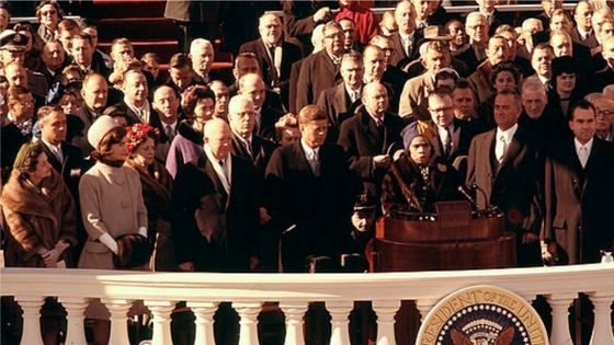 Marian Anderson chante l'hymne national américain à la cérémonie d'investiture de John F. Kennedy, en présence de Richard Nixon, Lyndon Johnson, Dwight Eisenhower, John et Jacky Kennedy ©Getty - Frank Scherschel/The LIFE Picture Collection