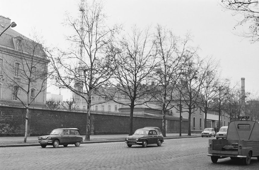 Le bâtiment du SDECE (service de contre-espionnage français) boulevard Mortier, à Paris, France, le 28 décembre 1968.