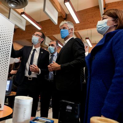 Laurent Wauquiez, président de la région Auvergne Rhône Alpes, présente un nouveau dispositif de purification de l'air à Saint-Priest le 10 novembre dernier