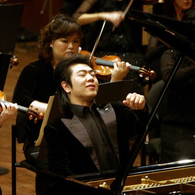 Le pianiste Lang Lang interprète le Concerto en mi mineur de Chopin avec le New York Philharmonic Orchestra et Lorin Maazel, le 22 septembre 2005 au Avery Fisher Hall de New York