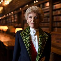 Hélène Carrère d’Encausse, Secrétaire perpétuel de l’Académie française, dans la bibliothèque de l'Académie avant la session publique annuelle de l'institution à Paris, décembre 2016.