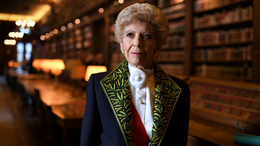 Hélène Carrère d’Encausse, Secrétaire perpétuel de l’Académie française, dans la bibliothèque de l'Académie avant la session publique annuelle de l'institution à Paris, décembre 2016.