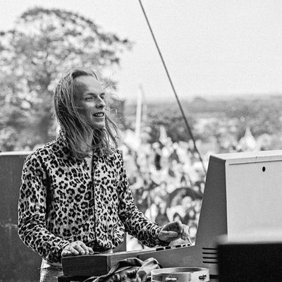 Brian Eno avec Roxy Music jouant un synthétiseur analogique au Great Western Express Festival à Bardney près de Lincoln le 27 Mai 1972. Premier festival du groupe