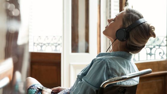Une femme écoutant de la musique ©Getty - PhotoAlto/Sigrid Olsson