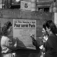 Des femmes devant une affiche électorale à la veille des municipales d'avril 1945. C'est la première fois qu'elles ont accès au vote.
