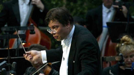 Alexander Vedernikov dirige l'opéra Boris Godounov au monastère Sviatogorski le 3 juillet 2002 ©Getty - Oleg Nikishin