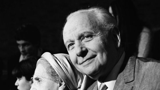 Louis Aragon en compagnie de son épouse, l'écrivaine Elsa Triollet le 8 juillet 1966 ©Getty - Jacques Haillot