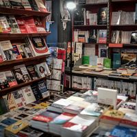 Photo d’une librairie dans le quartier de Montmartre à Paris prise le 2 novembre 2020.