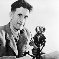 George Orwell, au micro de la BBC, en 1940.