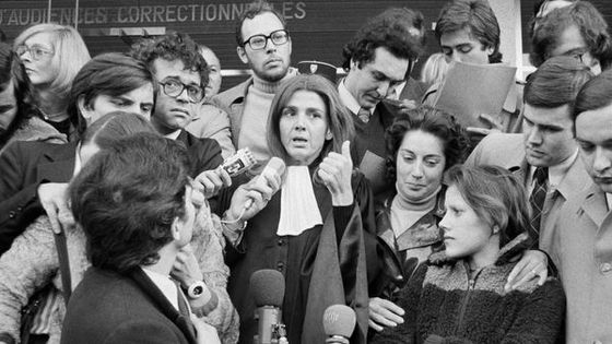 Gisèle Halimi en 1972, avec Marie-Claire Chevalier accusée au « procès de Bobigny », pour un avortement illégal ©Getty - Michel Artault/Apis/Sygma/Sygma