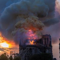 La cathédrale Notre-Dame de Paris en proie aux flammes le 15 avril 2019 : la cause de l'incendie n'a pas encore été identifiée, mais la piste criminelle est écartée