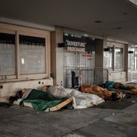 Des personnes dormant dans les rues de Genève, une des villes les plus chères d'Europe