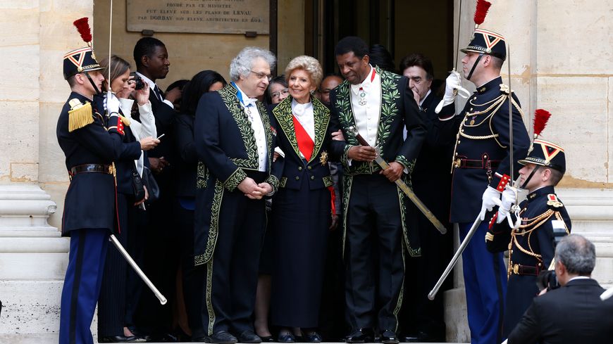 Amin Maalouf (à gauche) et Dany Laferrière (à droite) entourent la Secrétaire Perpétuel, Hélène Carrère d'Encausse