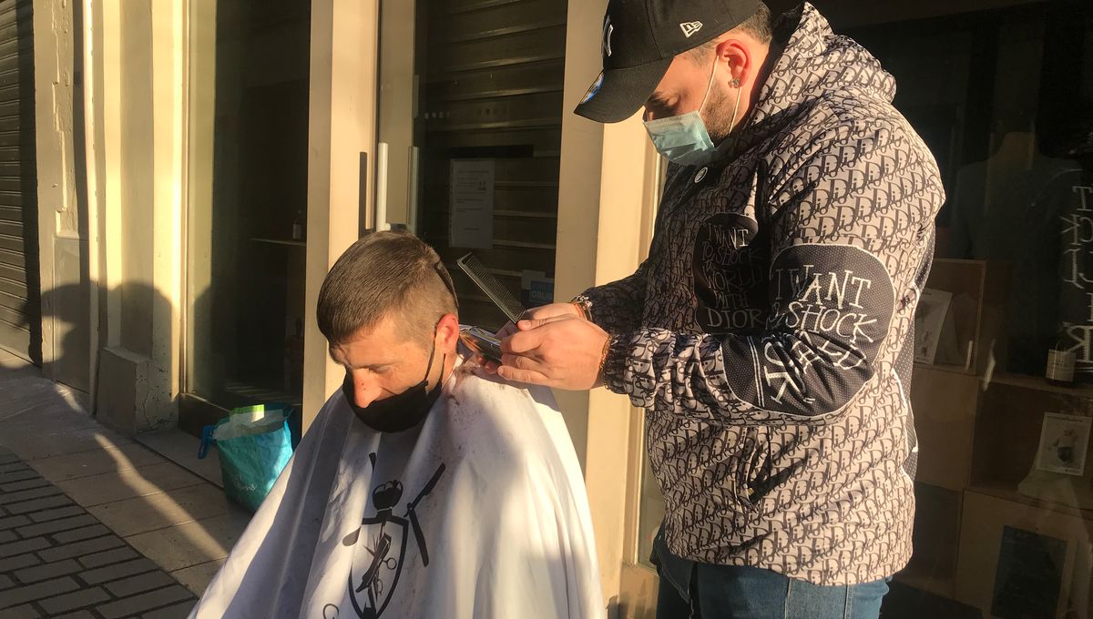 Un Coiffeur Coupe Les Cheveux Des Sdf Dans Les Rues De Montpellier