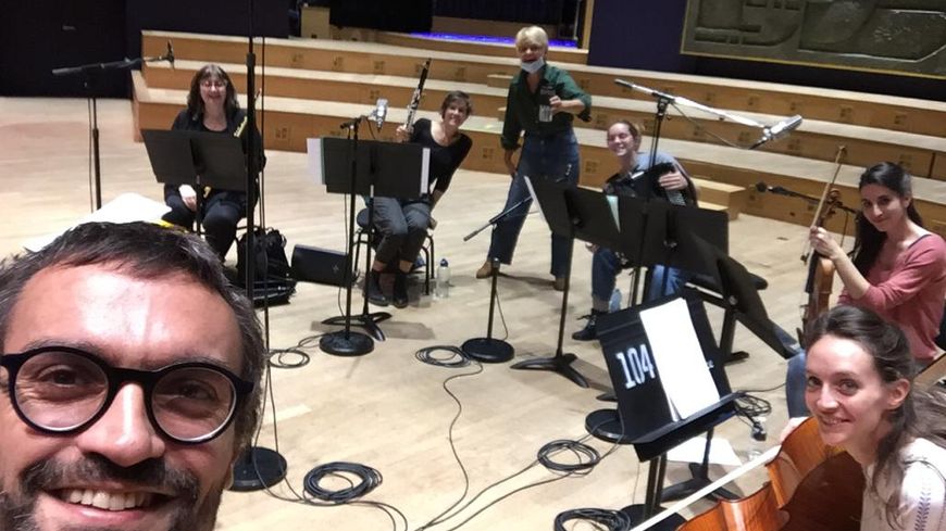 l'Ensemble Diagonal et le compositeur dans le studio 104 de la radio