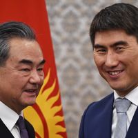 BICHKEK, KIRGHIZISTAN, 21 mai 2019 - Chingiz Aidarbekov (droite), ministre des Affaires Etrangères du Kirghizistan, rencontre son homologue chinois, Wang Yi