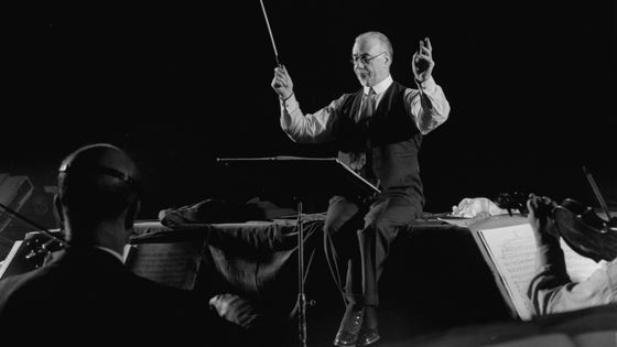 Le chef d'orchestre britannique Thomas Beecham dirige le London Philharmonic Orchestra en 1945 ©Getty - Gjon Mili / The LIFE Picture Collection
