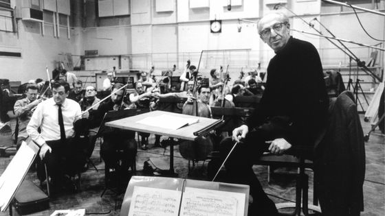 Le compositeur Aaron Copland enregistre son œuvre "Appalachian Spring" avec le London Symphony Orchestra, dans les studios d'EMI à Londres en 1970 ©Getty - Jeremy Fletcher / Redferns