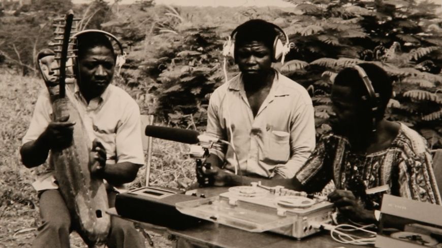 Severin Gourna a droite assistant Simha Arom et 2 musiciens Ngbaka harpe et cloches années 80