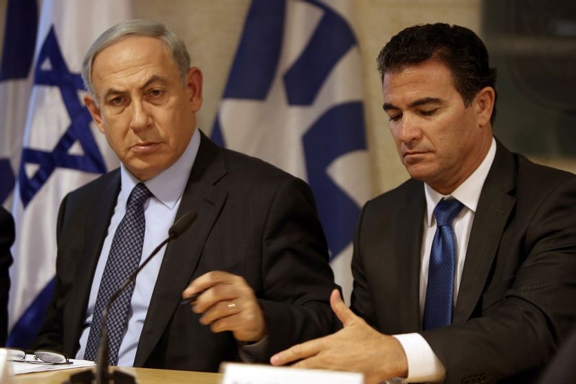 A droite, le patron du Mossad Yossi Cohen aux côtés de Benyamin Netanyahou. Photo prise en 2015 au Ministère des affaires étrangères israélien.