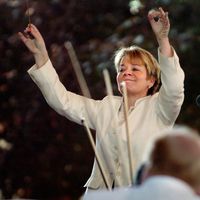 La cheffe d'orchestre américaine Marin Alsop dirige l'Orchestre philharmonique de New York au festival Bravo! Vail dans le Colorado, le 23 juillet 2006