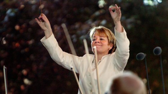La cheffe d'orchestre américaine Marin Alsop dirige l'Orchestre philharmonique de New York au festival Bravo! Vail dans le Colorado, le 23 juillet 2006 ©Getty - Brian Brainerd / The Denver Post
