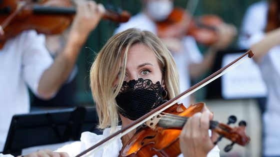 "Concert en tête à tête virtuel" pour les personnes isolées, à l'initiative de Sarah Niblack, altiste. ©AFP - Emmanuel DUNAND / AFP