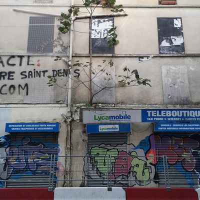 Façade du bâtiment C au "48 rue de la République" à Saint-Denis, situé au croisement de la rue de la République et de Corbillon (octobre 2020)