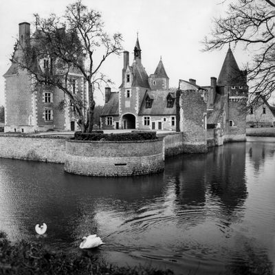 Le château du Moulin de Lassay-sur-Croisne vu depuis les douves, dans le Loir-et-Cher