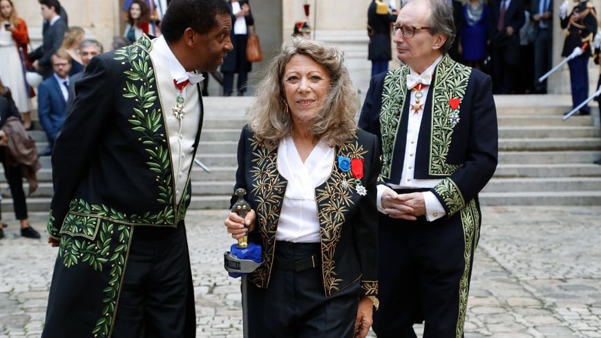 Barbara Cassin à la sortie de l'Académie Française après la cérémonie de son élection, suivie par Dany Lafferière et Jean-Luc Marion, en octobre 2019 à Paris.