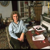 Elisabeth de Fontenay à son bureau en 1999