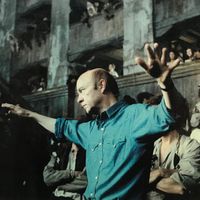 Jean-Paul Rappeneau dans le théâtre où débute l’action de Cyrano de Bergerac, construit en Hongrie, dans les studios de Mafilm, en 1989