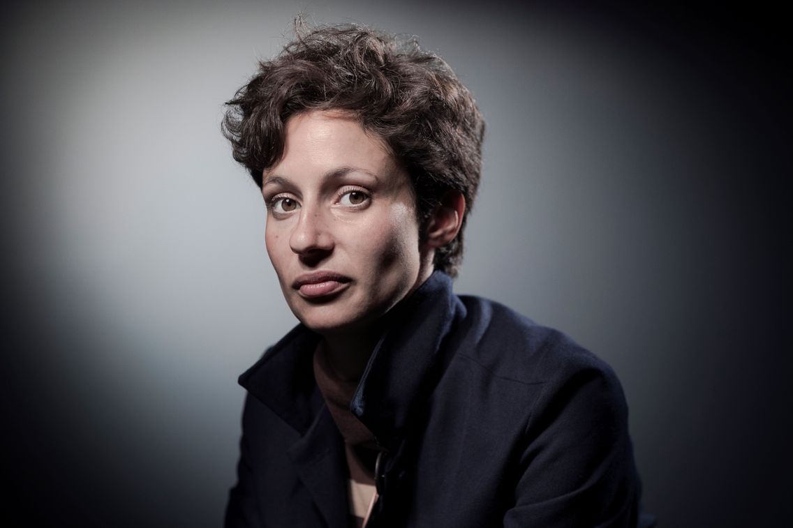 Alice Zeniter Comme Un Empire Dans Un Empire Alice Zeniter : "J'ai un côté panzer qui tient la mélancolie à l'écart"