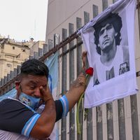A Buenos Aires, des Argentins ont afflué par milliers près de l'Obélisque de la capitale, traditionnel lieu des célébrations d'événements sportifs, pour rendre hommage à Diego Maradona
