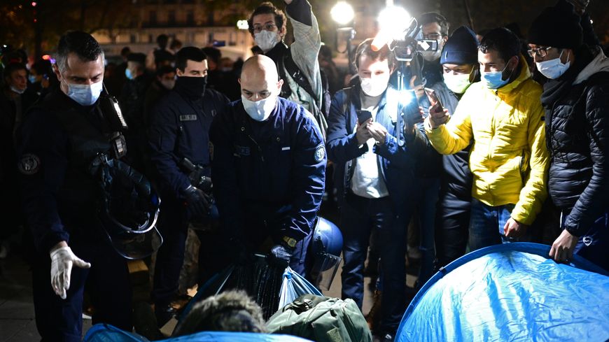 Des forces de l'ordre en train d'évacuer migrants de la place de la République, Paris, lundi 23 novembre (Martin Bureau)