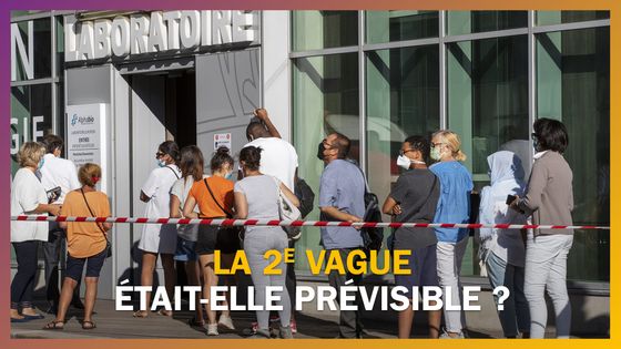 File d'attente devant un laboratoire qui réalise des tests Covid ©Radio France