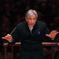 Le chef Michael Tilson Thomas à la tête de l'Orchestre Symphonique de San Francisco en 2018