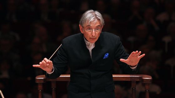 Le chef Michael Tilson Thomas à la tête de l'Orchestre Symphonique de San Francisco en 2018 ©Getty - Hiroyuki Ito
