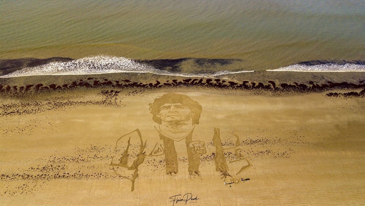 Une Fresque En L Honneur De Diego Maradona Sur Une Plage De Notre Dame De Monts En Vendee
