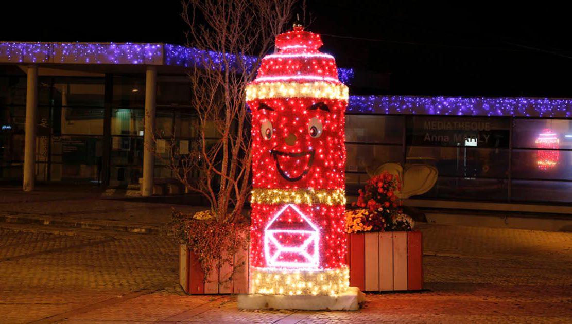 Pres D Orleans Une Boite Aux Lettres Installee Pour Envoyer Vos Courriers Au Pere Noel