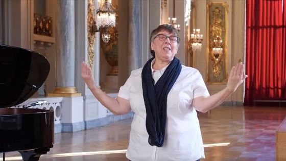 La cheffe de chœur Brigitte Rose propose une leçon de chant quotidienne, depuis le grand foyer de l'opéra de Lille. - Capture d'écran Facebook Opéra de Lille