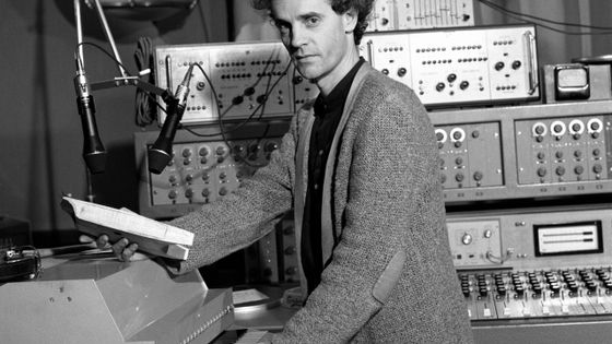 François Bayle au studio Bourdan - Laszlo Ruska, INA