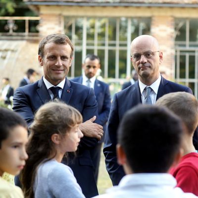 Emmanuel Macron et Jean-Michel Blanquer au Château de Rosa Bonheur pour les Journées du Patrimoine Européen, face à des élèves en visite scolaire, le 20 septembre 2019 à Thomery.