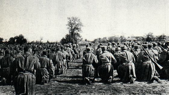 Légionnaires polonais en prière (entre 1915 et 1916) - Auteur inconnu / DP / Wikimedia commons