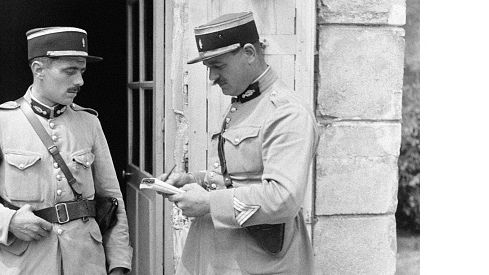 Deux gendarmes français, circa 1930.