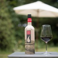 Une bouteille de vin Frugal, de la société d'emballage britannique Frugalpac. La bouteille est faite de carton recyclé avec une doublure en plastique recyclé de qualité alimentaire pour contenir le vin ou l'alcool