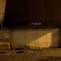 Un Américain dort dans les rues de Washington, le jour de l'élection présidentielle.