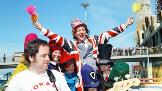 L'humoriste britannique Ken Dodd, accompagné de six de ses Diddymen, à Blackpool, le 26 mai 1978. ©Getty - Alfred Markey/Mirrorpix