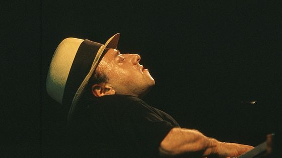 Michel Petrucciani au piano sur scène le 6 juillet 1994 ©Getty - Frederic REGLAIN